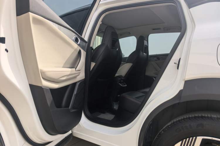 Used Lynk & Co 06 EM-P 2022 PHEV 84 km Range Pro Version Interior 6
