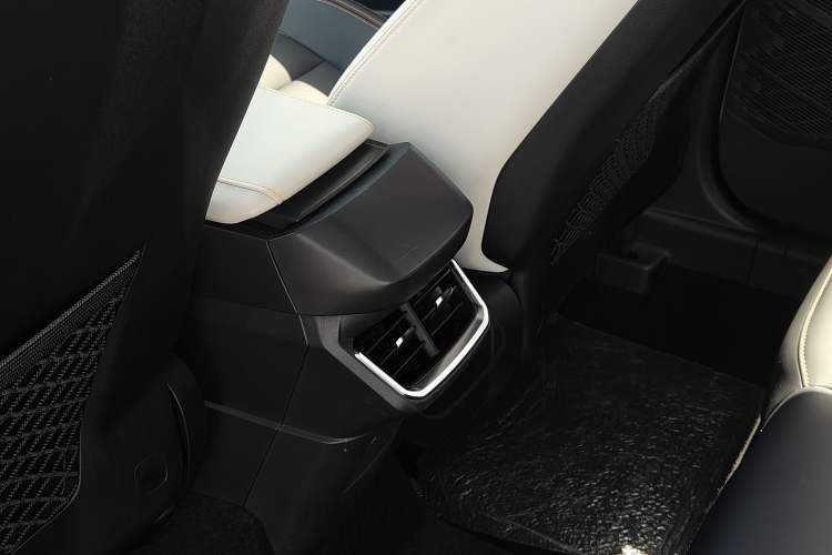 Used Lynk & Co 06 EM-P 2022 PHEV 84 km Range Pro Version Interior 6