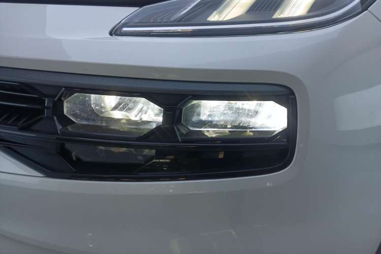 Used Lynk & Co 06 EM-P 2022 PHEV 84 km Range Pro Version Left Front Headlight