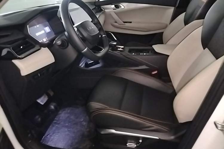 Used Lynk & Co 06 EM-P 2022 PHEV 84 km Range Pro Version Left Front Seat