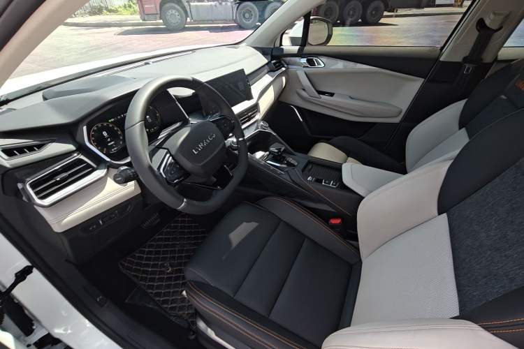 Used Lynk & Co 06 EM-P 2022 PHEV 84 km Range Pro Version Left Front Seat