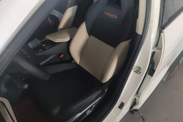 Used Lynk & Co 06 EM-P 2022 PHEV 84 km Range Pro Version Left Front Seat