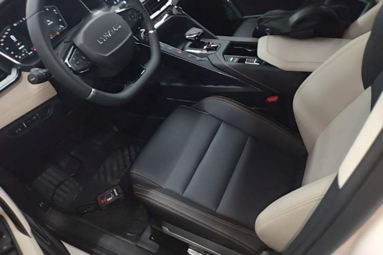 Used Lynk & Co 06 EM-P 2022 PHEV 84 km Range Pro Version Left Front Seat