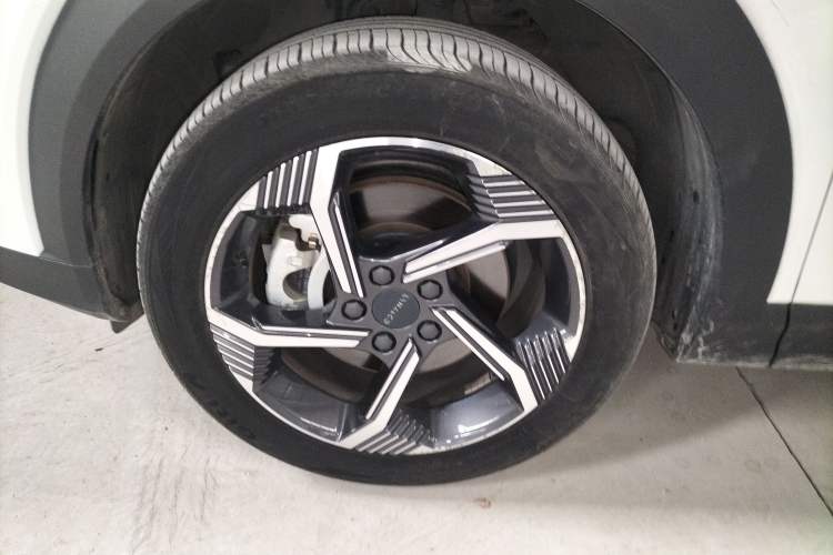 Used Lynk & Co 06 EM-P 2022 PHEV 84 km Range Pro Version Left Front Wheel Hub