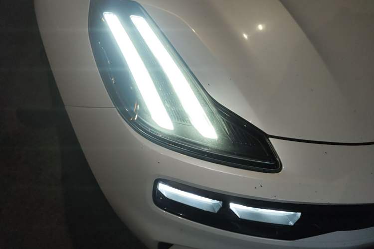 Used Lynk & Co 06 EM-P 2022 PHEV 84 km Range Pro Version Right Front Headlight