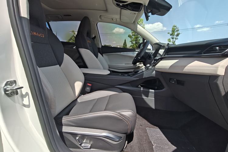 Used Lynk & Co 06 EM-P 2022 PHEV 84 km Range Pro Version Right Front Seat