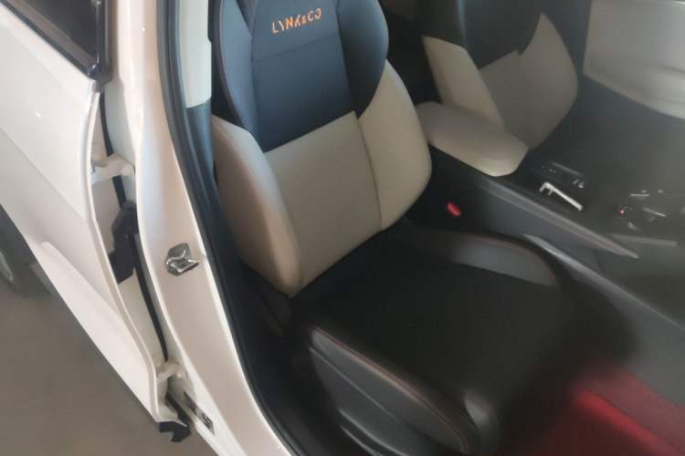Used Lynk & Co 06 EM-P 2022 PHEV 84 km Range Pro Version Right Front Seat