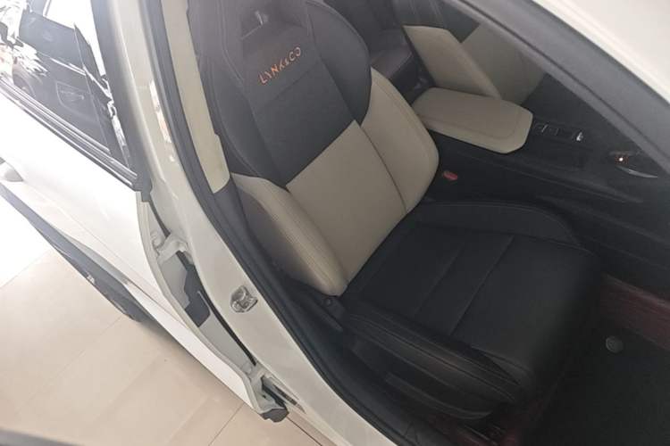 Used Lynk & Co 06 EM-P 2022 PHEV 84 km Range Pro Version Right Front Seat