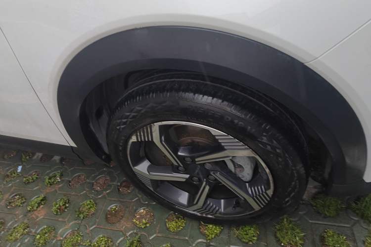 Used Lynk & Co 06 EM-P 2022 PHEV 84 km Range Pro Version Right Front Wheel Hub