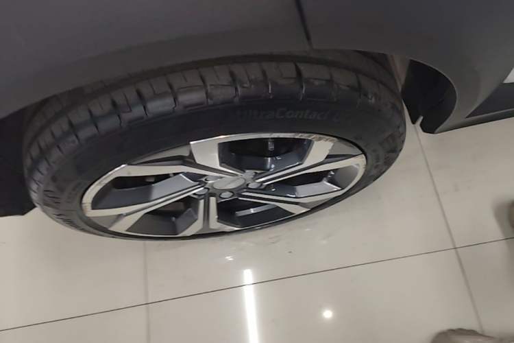 Used Lynk & Co 06 EM-P 2022 PHEV 84 km Range Pro Version Right Rear Wheel Hub