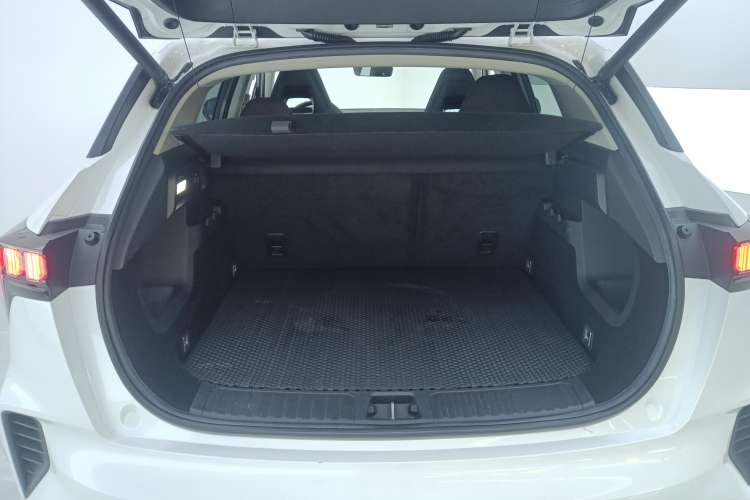Used Lynk & Co 06 EM-P 2022 PHEV 84 km Range Pro Version Trunk