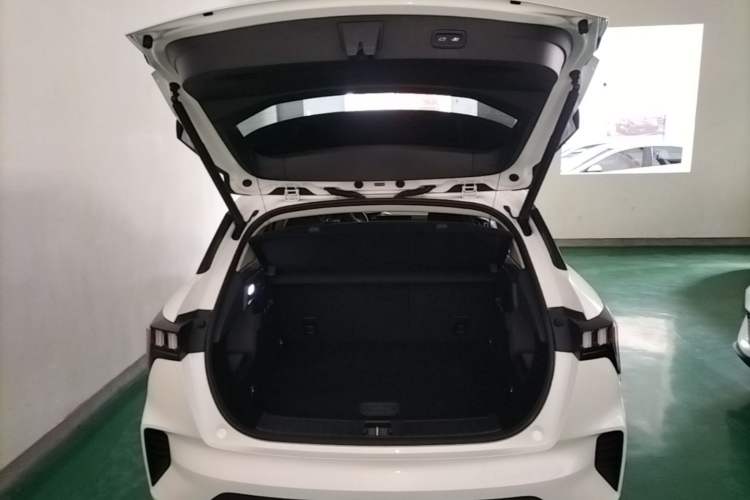 Used Lynk & Co 06 EM-P 2022 PHEV 84 km Range Pro Version Trunk