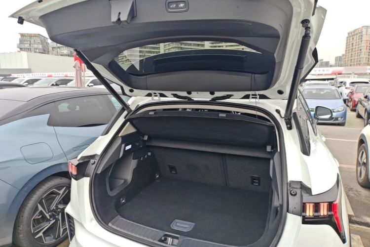 Used Lynk & Co 06 EM-P 2022 PHEV 84 km Range Pro Version Trunk