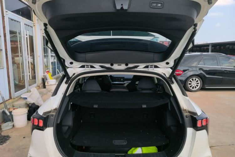 Used Lynk & Co 06 EM-P 2022 PHEV 84 km Range Pro Version Trunk