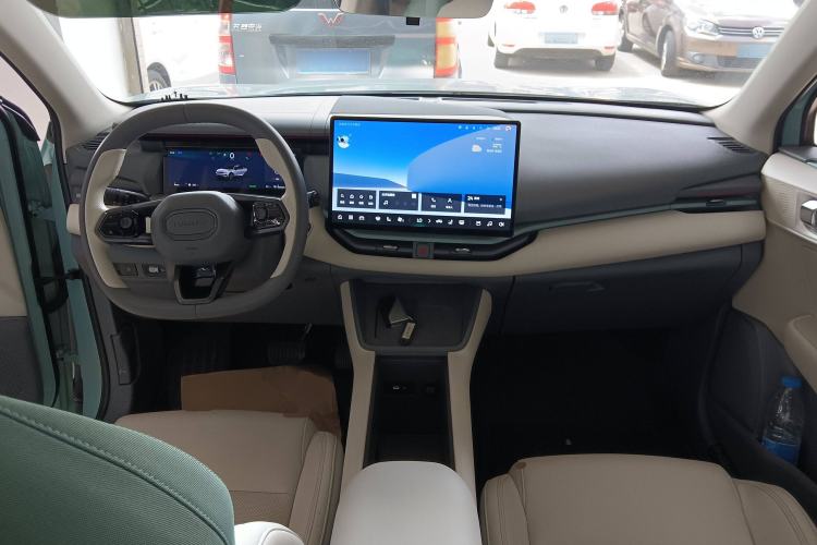 Used Lynk & Co 06 EM-P 2023 EM-P 126 Long-Range Halo Center Console
