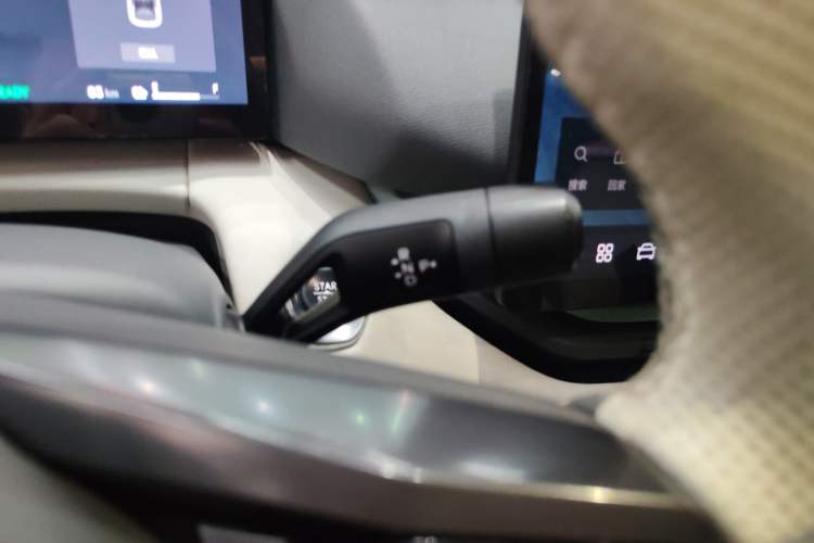 Used Lynk & Co 06 EM-P 2023 EM-P 126 Long-Range Halo Gear Lever