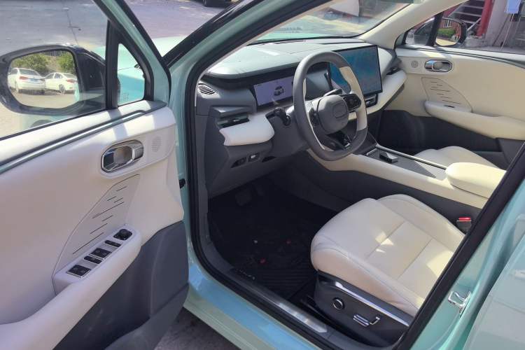 Used Lynk & Co 06 EM-P 2023 EM-P 126 Long-Range Halo Interior 1