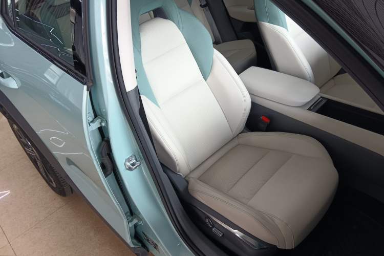 Used Lynk & Co 06 EM-P 2023 EM-P 126 Long-Range Halo Right Front Seat