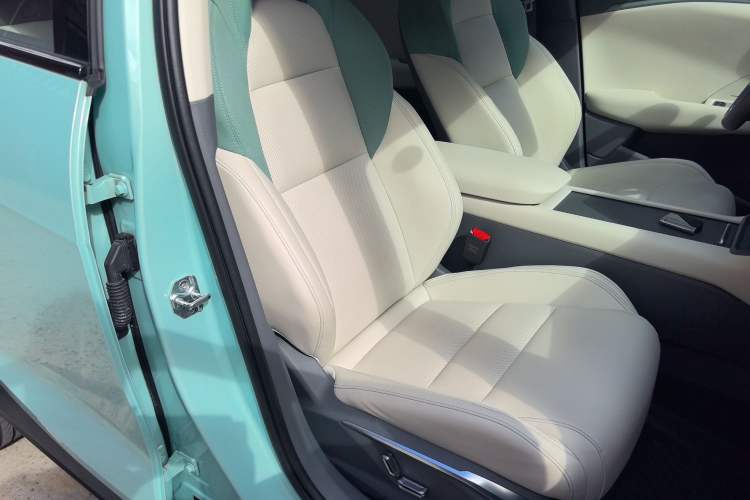 Used Lynk & Co 06 EM-P 2023 EM-P 126 Long-Range Halo Right Front Seat