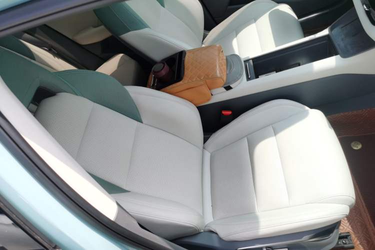 Used Lynk & Co 06 EM-P 2023 EM-P 126 Long-Range Halo Right Front Seat