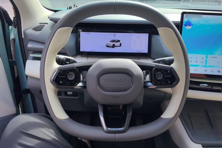 Used Lynk & Co 06 EM-P 2023 EM-P 126 Long-Range Halo Steering Wheel