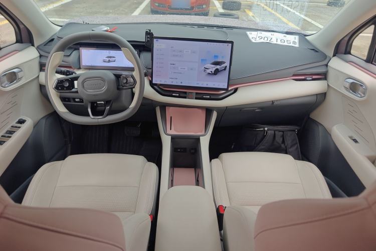 Used Lynk & Co 06 EM-P 2023 EM-P 126 Long-Range Pro Center Console