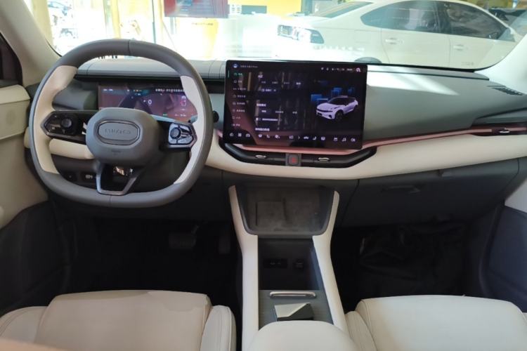 Used Lynk & Co 06 EM-P 2023 EM-P 126 Long-Range Halo Center Console