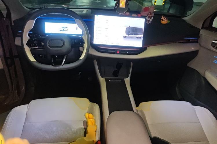 Used Lynk & Co 06 EM-P 2023 EM-P 126 Long-Range Halo Center Console