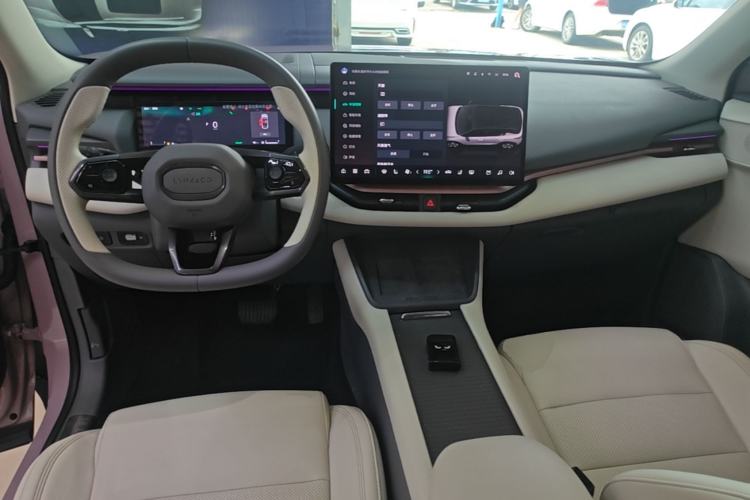 Used Lynk & Co 06 EM-P 2023 EM-P 126 Long-Range Halo Center Console