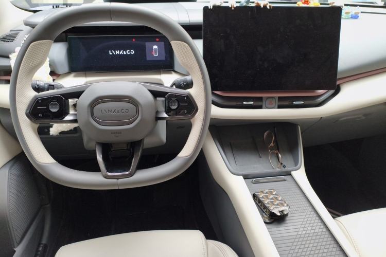 Used Lynk & Co 06 EM-P 2023 EM-P 126 Long-Range Halo Center Console