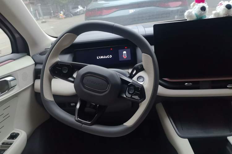 Used Lynk & Co 06 EM-P 2023 EM-P 126 Long-Range Halo Steering Wheel