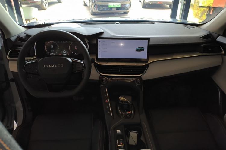 Used Lynk & Co 06 EM-P 2023 1.5T Remix PHEV Pro Center Console