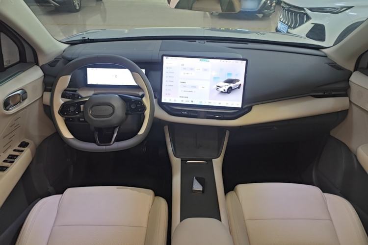 Used Lynk & Co 06 EM-P 2023 EM-P 126 Long-Range Pro Center Console