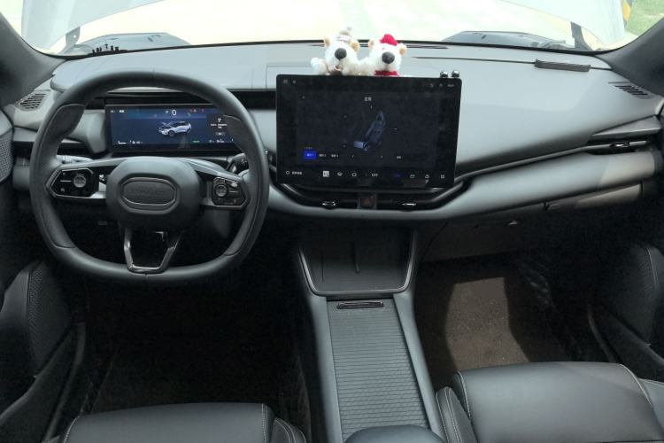 Used Lynk & Co 06 EM-P 2023 EM-P 126 Long-Range Halo Center Console