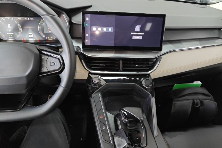 Used Lynk & Co 06 EM-P 2023 1.5T Remix PHEV Pro Center Console