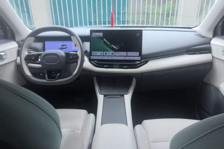 Used Lynk & Co 06 EM-P 2023 EM-P 126 Long-Range Pro Center Console