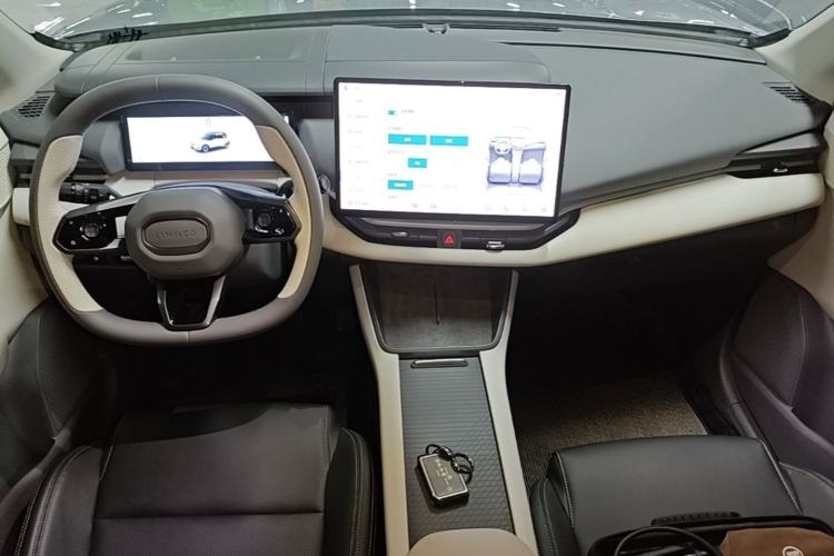 Used Lynk & Co 06 EM-P 2023 EM-P 56 Standard Range Pro Center Console