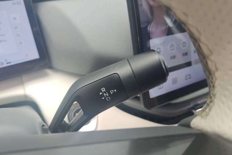 Used Lynk & Co 06 EM-P 2023 EM-P 126 Long-Range Pro Gear Lever