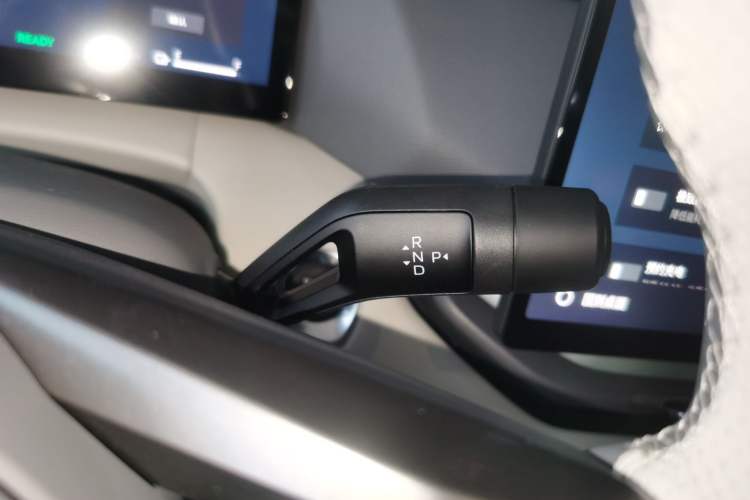 Used Lynk & Co 06 EM-P 2023 EM-P 56 Standard Range Pro Gear Lever