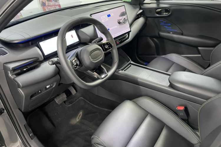 Used Lynk & Co 06 EM-P 2023 EM-P 126 Long-Range Halo Interior 3