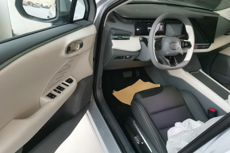 Used Lynk & Co 06 EM-P 2023 EM-P 56 Standard Range Pro Interior 3