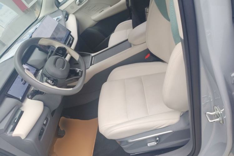 Used Lynk & Co 06 EM-P 2023 EM-P 126 Long-Range Pro Left Front Seat