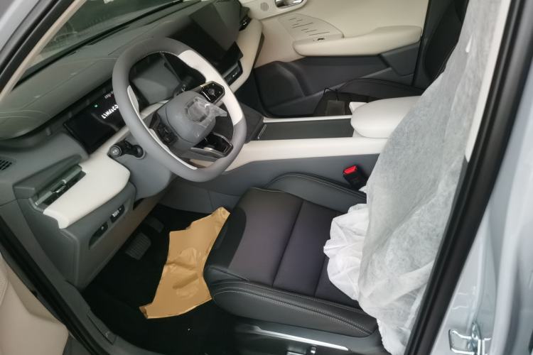 Used Lynk & Co 06 EM-P 2023 EM-P 56 Standard Range Pro Left Front Seat