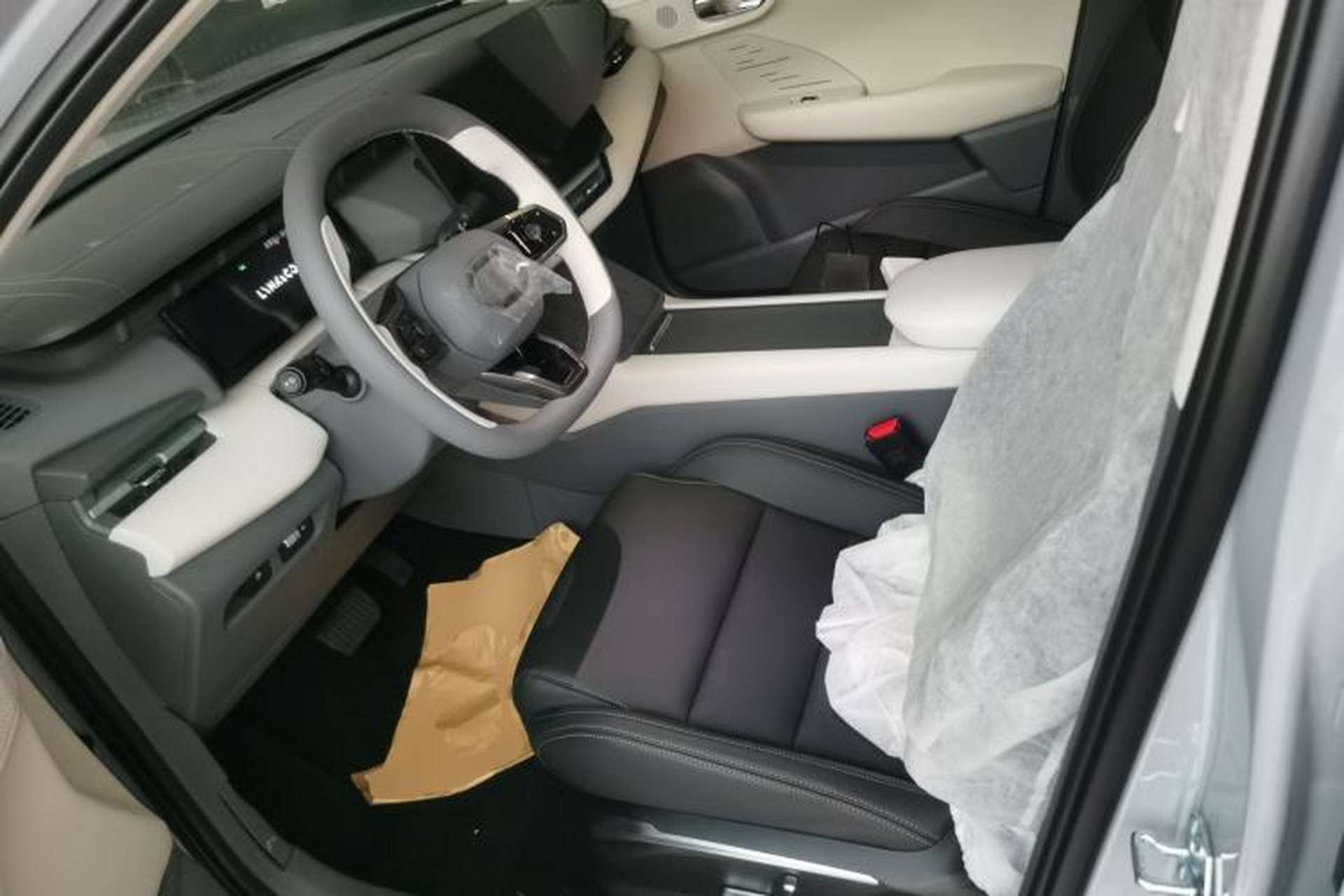 Used Lynk & Co 06 EM-P 2023 EM-P 56 Standard Range Pro Left Front Seat