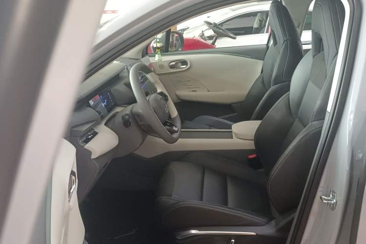 Used Lynk & Co 06 EM-P 2023 EM-P 56 Standard Range Pro Left Front Seat