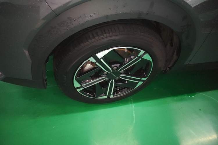 Used Lynk & Co 06 EM-P 2023 EM-P 126 Long-Range Halo Left Front Wheel Hub