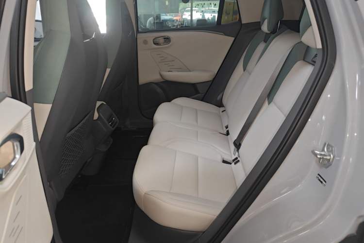 Used Lynk & Co 06 EM-P 2023 EM-P 126 Long-Range Pro Left Rear Seat
