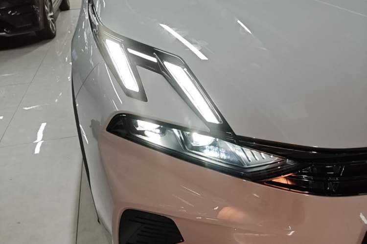 Used Lynk & Co 06 EM-P 2023 EM-P 56 Standard Range Pro Right Front Headlight