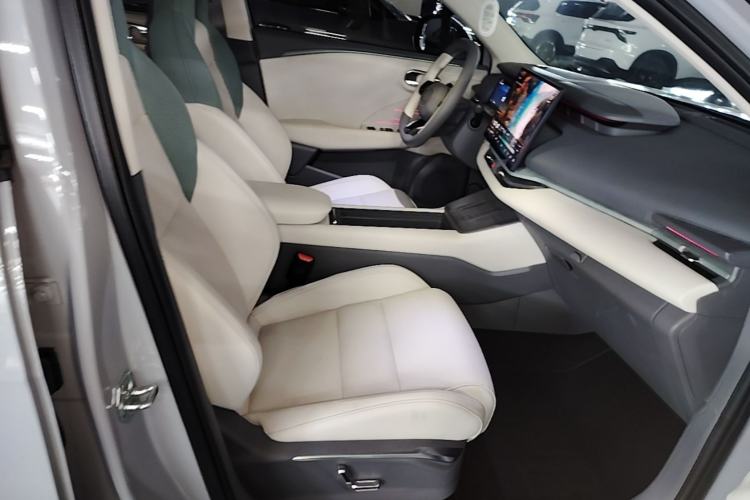 Used Lynk & Co 06 EM-P 2023 EM-P 126 Long-Range Halo Right Front Seat