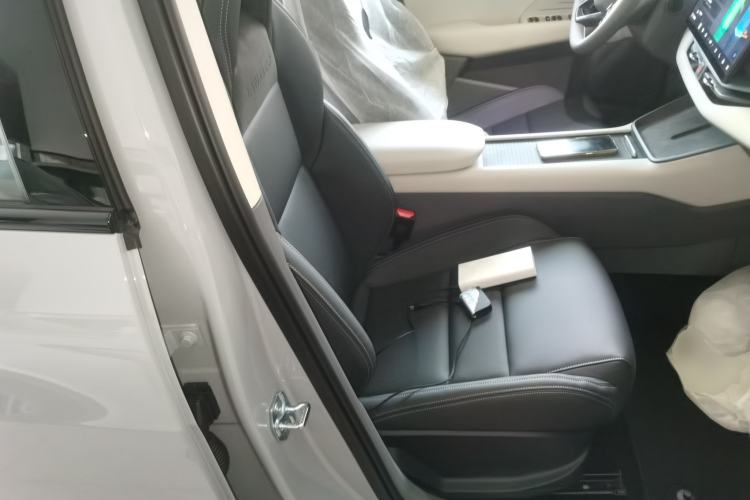 Used Lynk & Co 06 EM-P 2023 EM-P 56 Standard Range Pro Right Front Seat